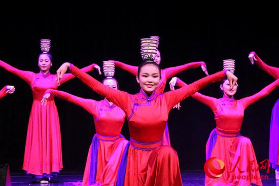 內(nèi)蒙古藝術(shù)學(xué)院舞蹈演員表演的群舞《祝?！防_了“草原之聲”演出的帷幕。