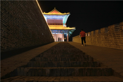 為了保護(hù)文物，消減火災(zāi)隱患，正定縣的旅游點(diǎn)，參觀者必須接受禁帶火種檢查。-河寧 攝.jpg